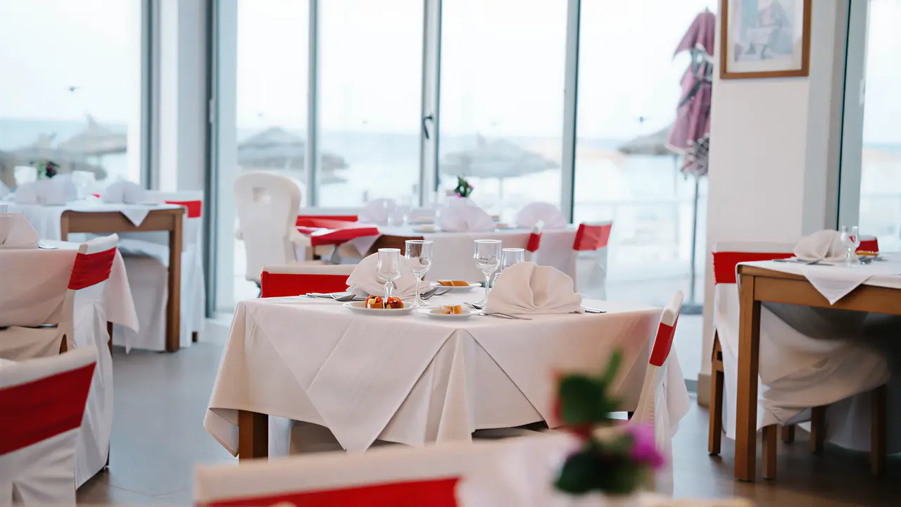 Restauracja w Club Calimera Yati Beach z nakrytymi stołami