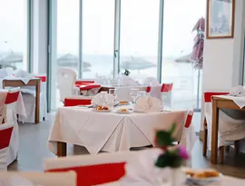 Restauracja w Club Calimera Yati Beach z nakrytymi stołami