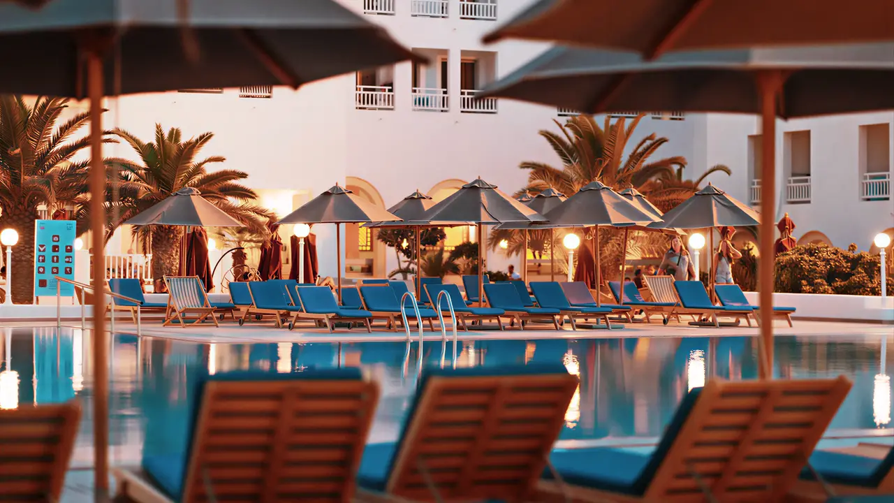 Basen z leżakami w hotelu Club Calimera Yati Beach