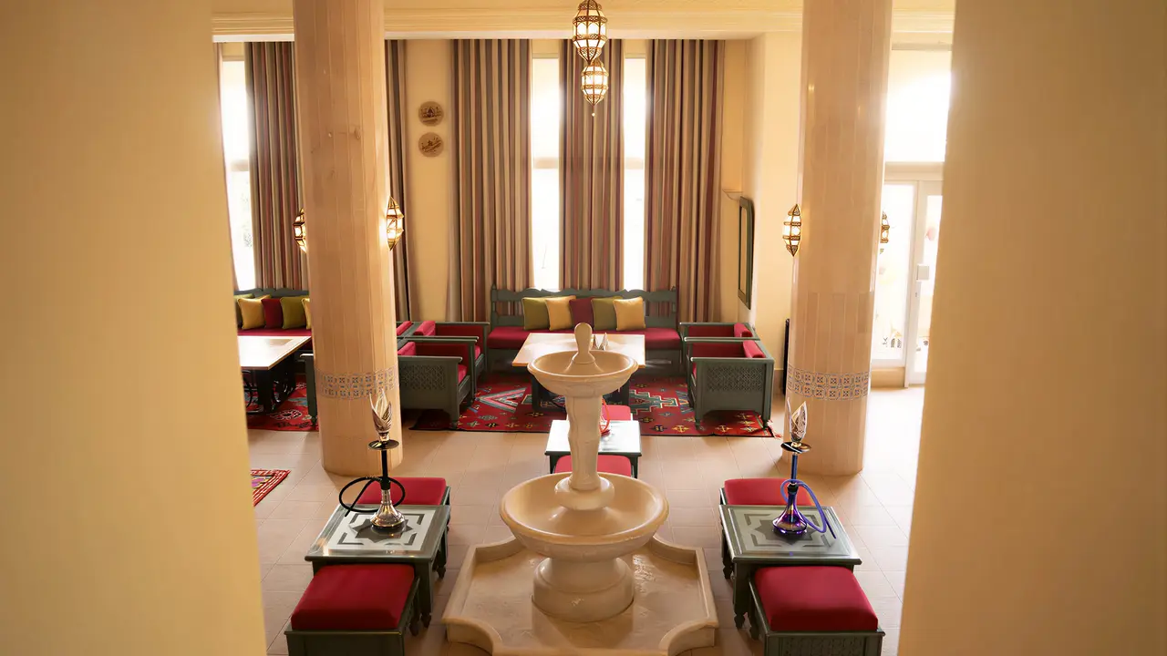 Wnętrze lobby z fontanną w Club Calimera Yati Beach