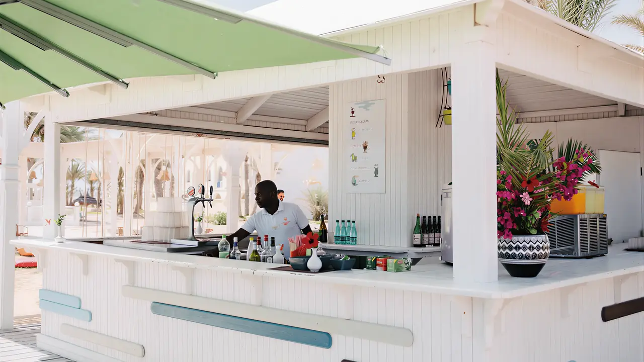 Biały bar przy basenie w Club Calimera Yati Beach