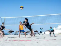 Gra w siatkówkę plażową w Club Calimera Yati Beach