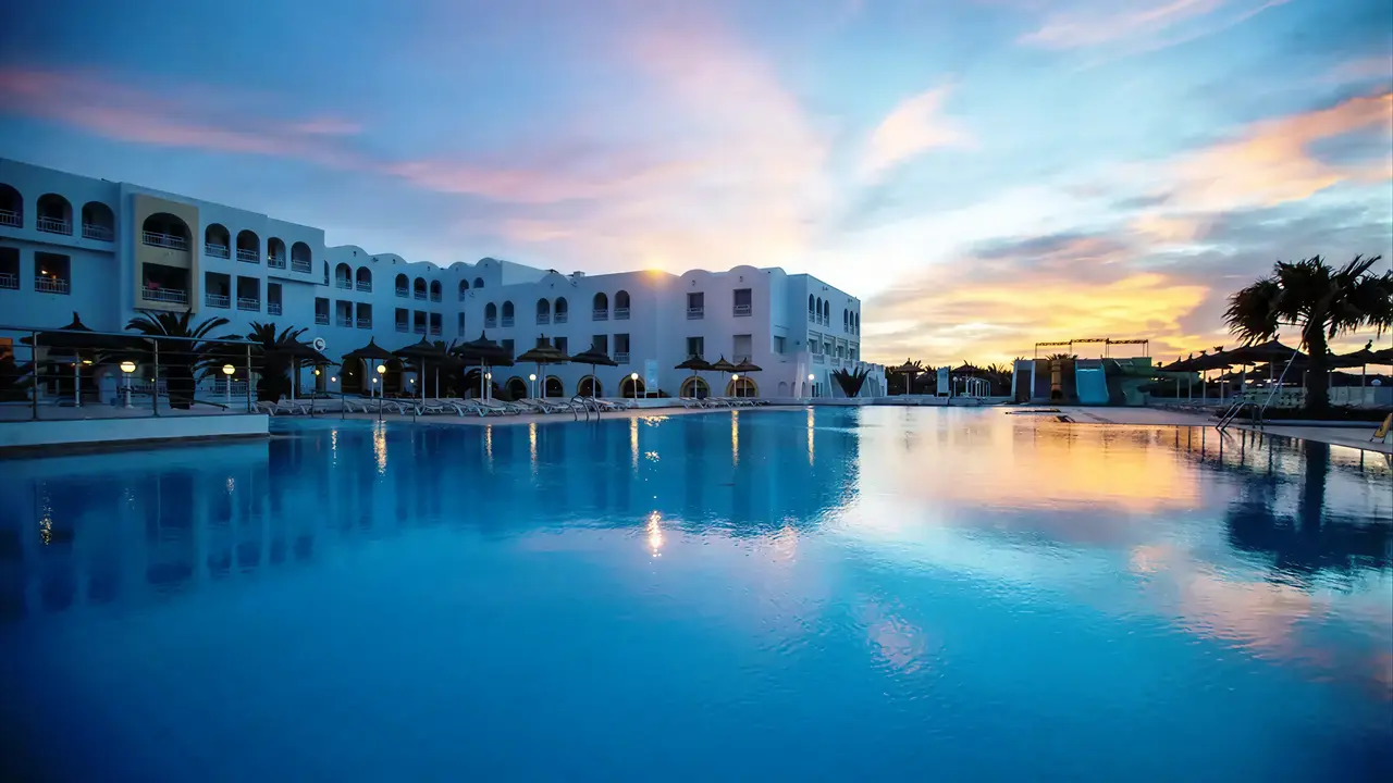 Basen w hotelu Club Calimera Yati Beach o zachodzie słońca