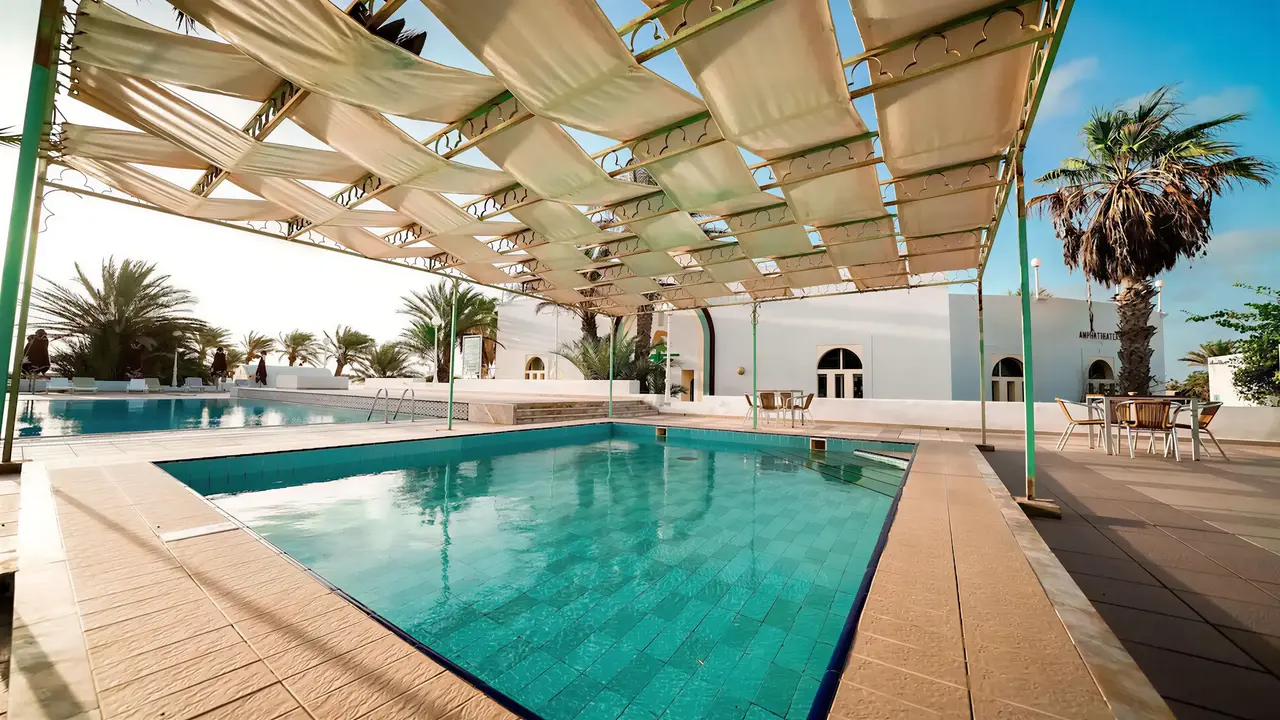 Basen pod zadaszeniem w Club Calimera Yati Beach