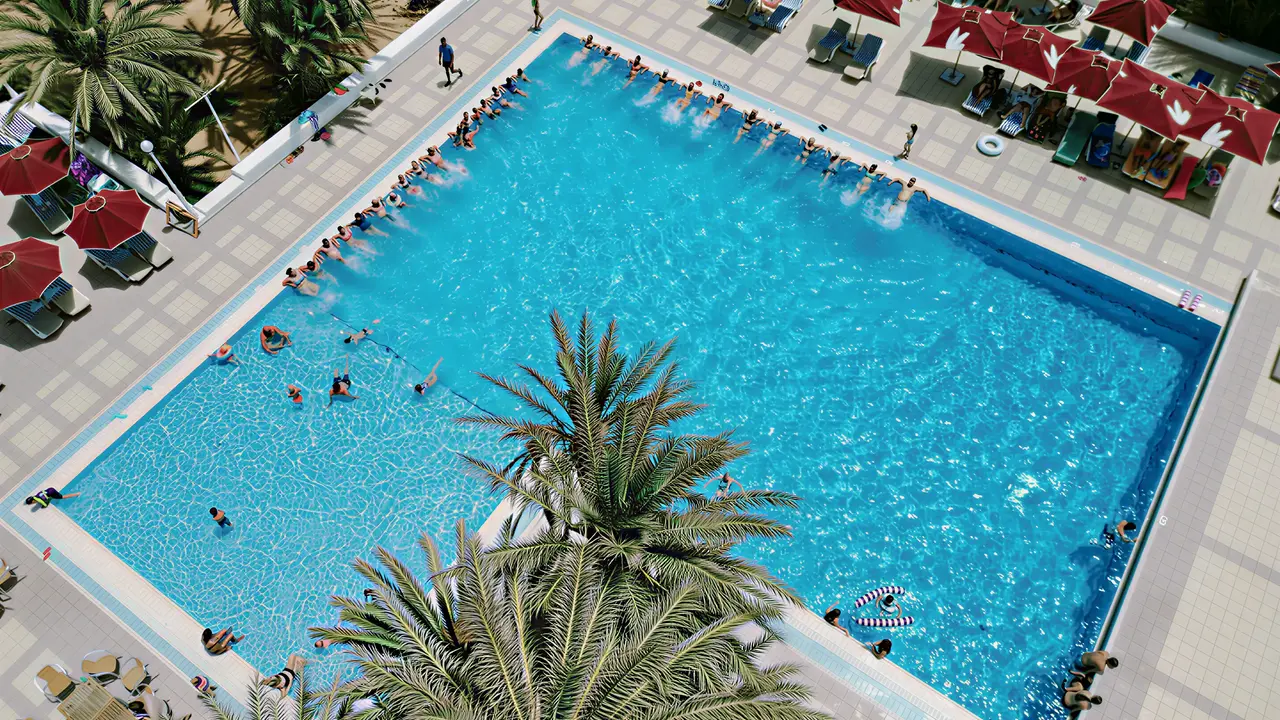 Basen z leżakami i parasolami w Club Calimera Yati Beach