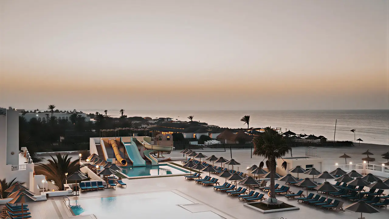 Zjeżdżalnie wodne i baseny w Club Calimera Yati Beach