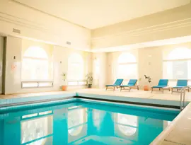 Kryty basen z leżakami w Club Calimera Yati Beach