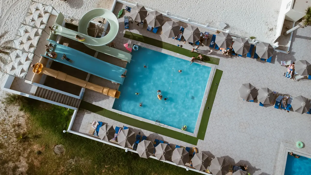 Zjeżdżalnie wodne i basen w Club Calimera Yati Beach