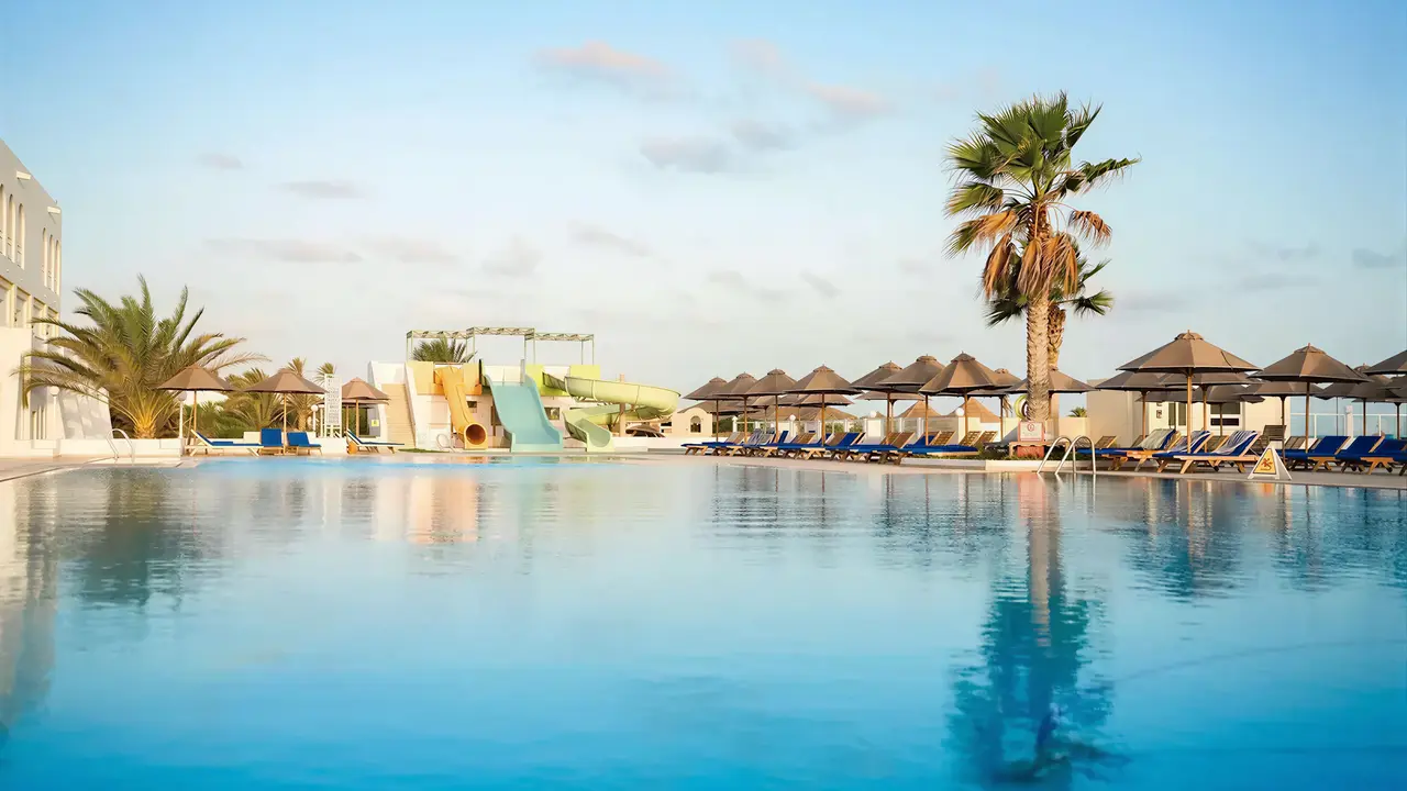 Zjeżdżalnie wodne i basen w Club Calimera Yati Beach