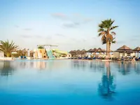 Zjeżdżalnie wodne i basen w Club Calimera Yati Beach