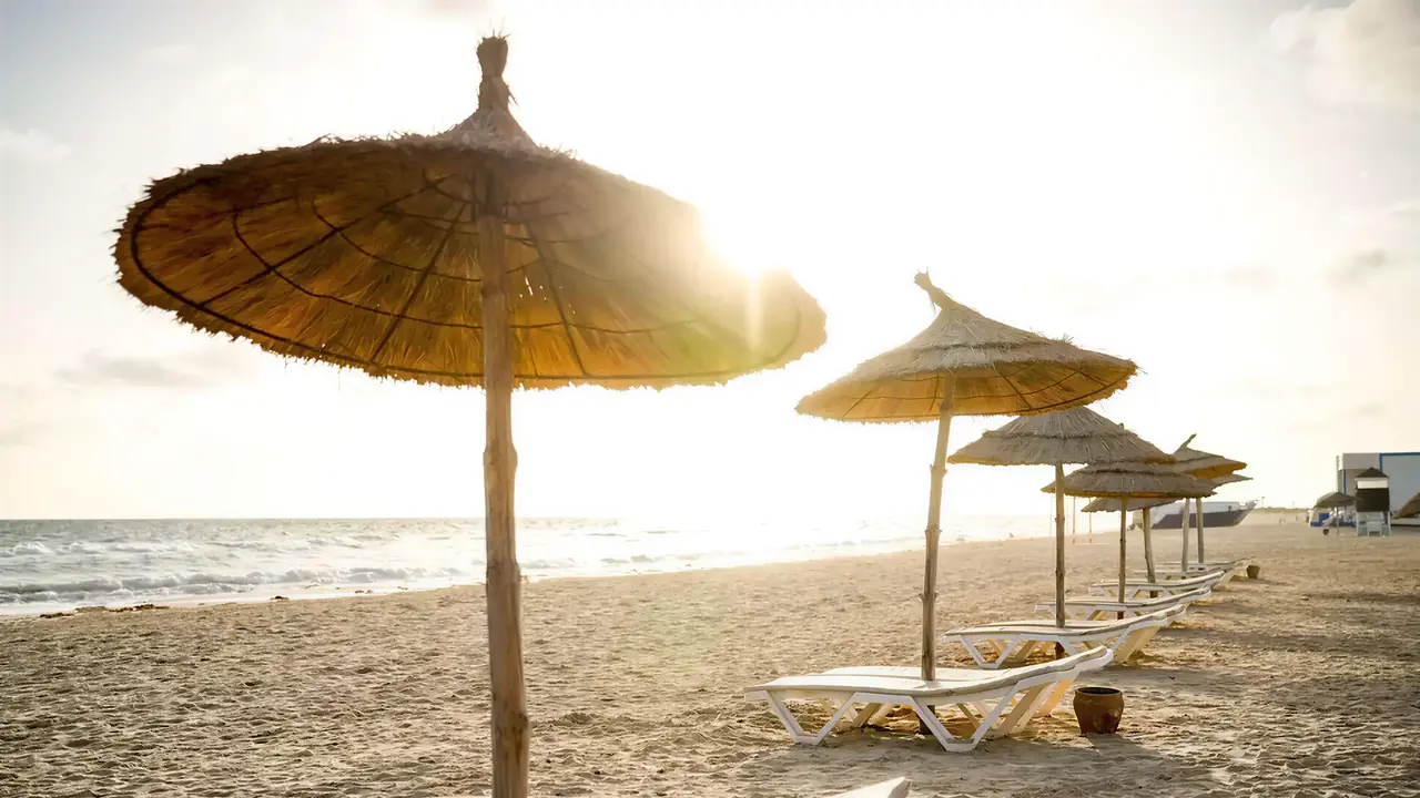 Leżaki i parasole na plaży Club Calimera Yati Beach
