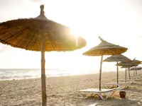 Leżaki i parasole na plaży Club Calimera Yati Beach