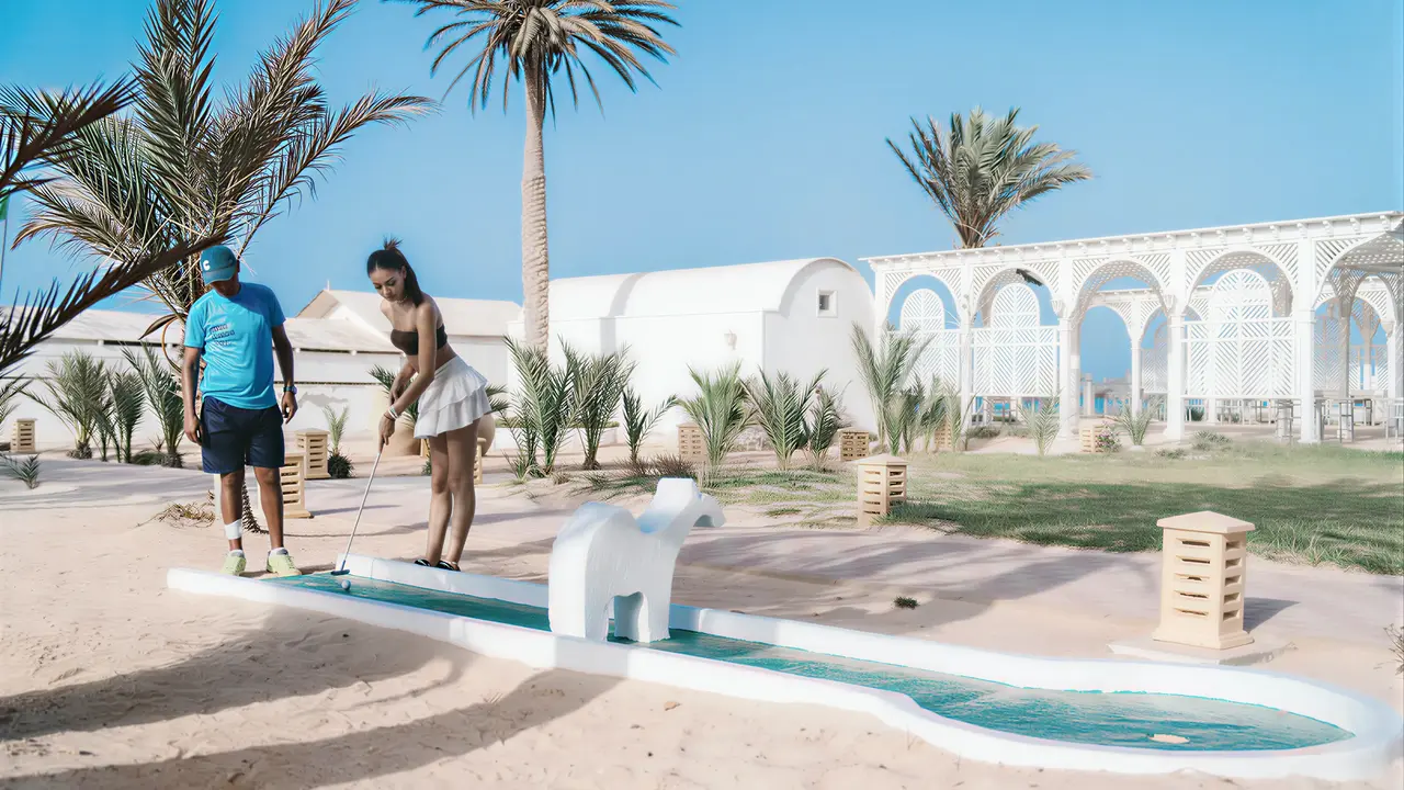 Gra w minigolfa w Club Calimera Yati Beach