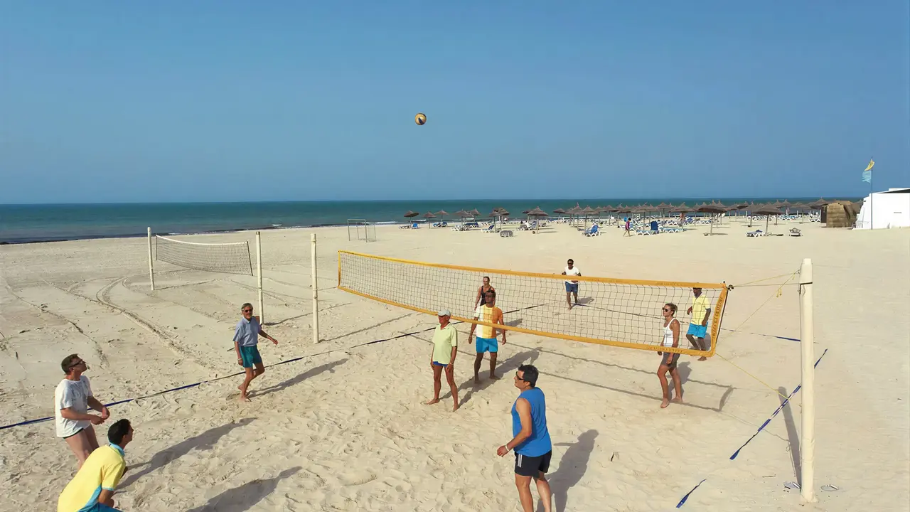Gra w siatkówkę plażową w Club Calimera Yati Beach
