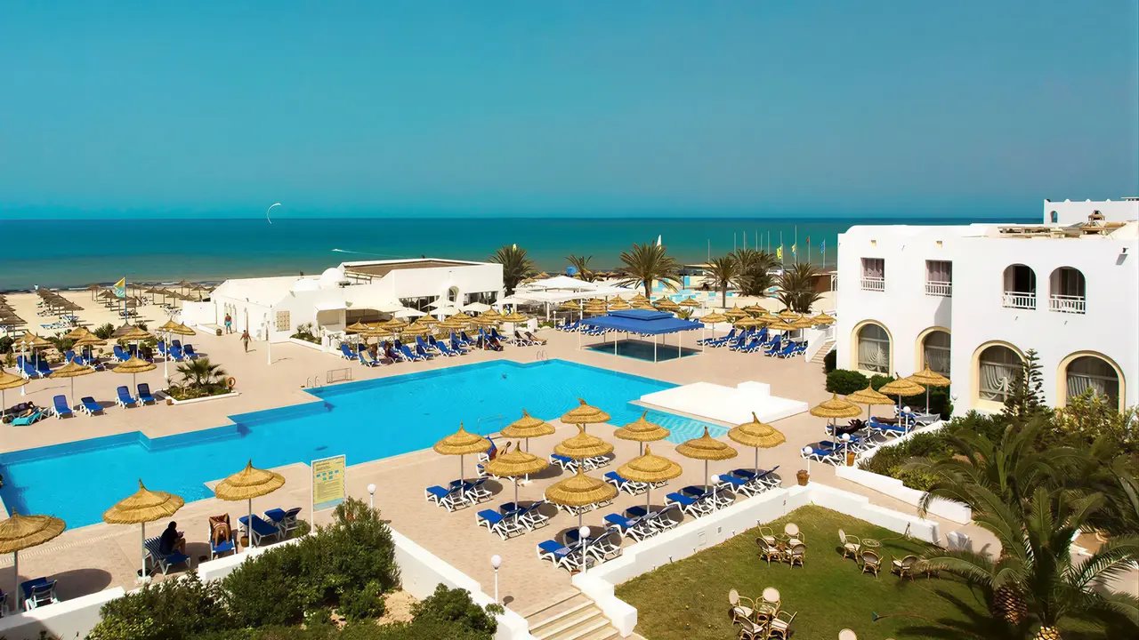 Widok na kompleks Club Calimera Yati Beach z basenami