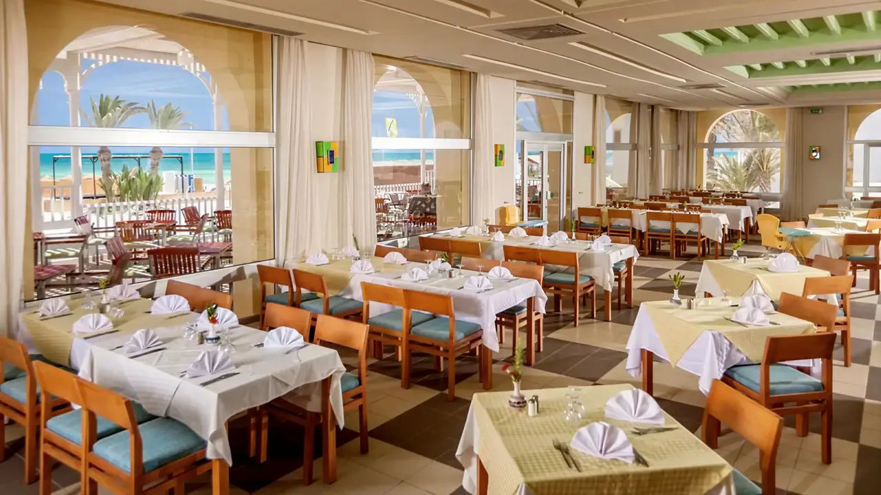 Restauracja w Club Calimera Yati Beach z widokiem na morze