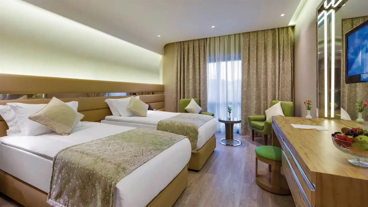 Nowoczesny pokój z łóżkami w Club Grand Aqua