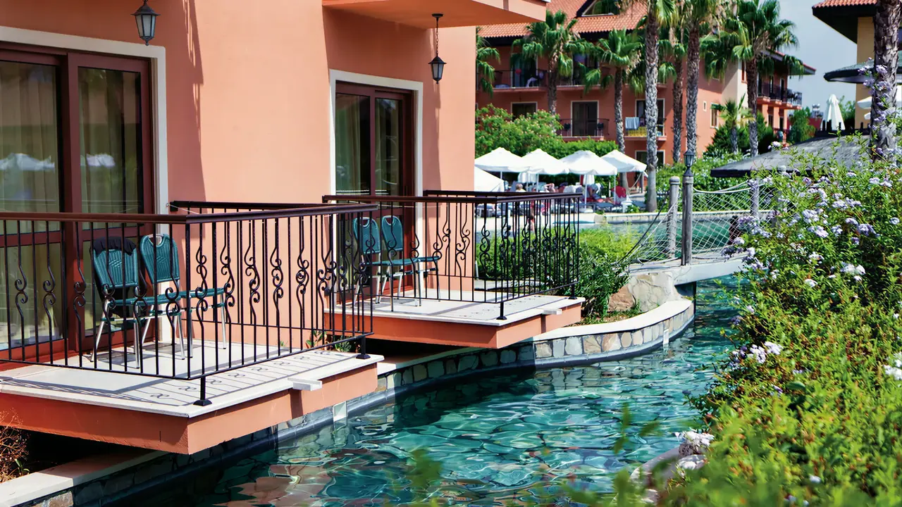 Balkon z widokiem na wodę w Club Grand Aqua