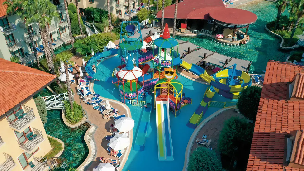 Aquapark z kolorowymi zjeżdżalniami w Club Grand Aqua