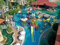 Aquapark z kolorowymi zjeżdżalniami w Club Grand Aqua