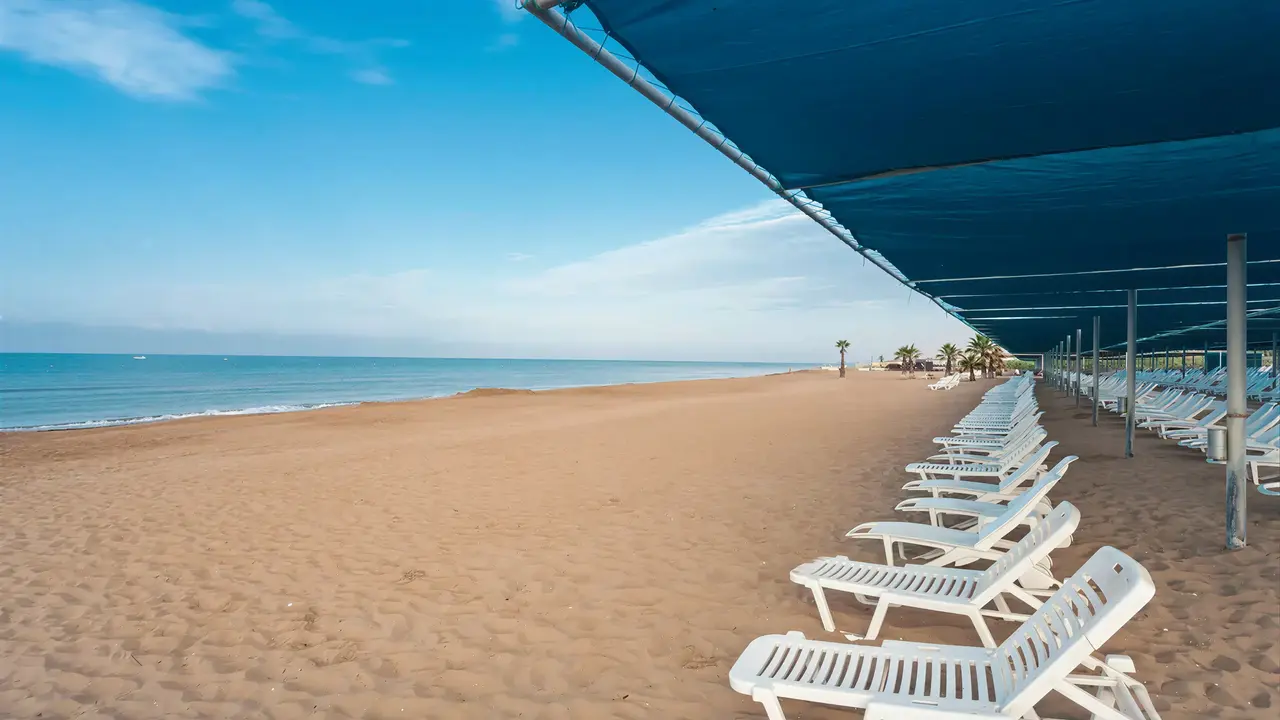 Plaża z leżakami w Club Grand Aqua