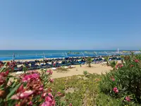 Plaża z leżakami w Club Grand Aqua