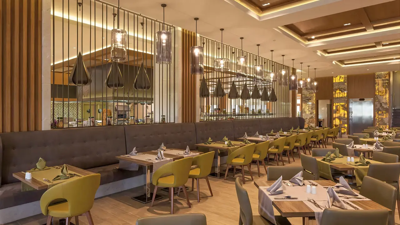 Elegancka restauracja w Club Grand Aqua z zastawionymi stołami