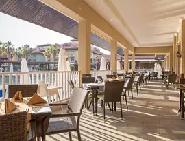Taras restauracyjny w Club Grand Aqua z ustawionymi stolikami
