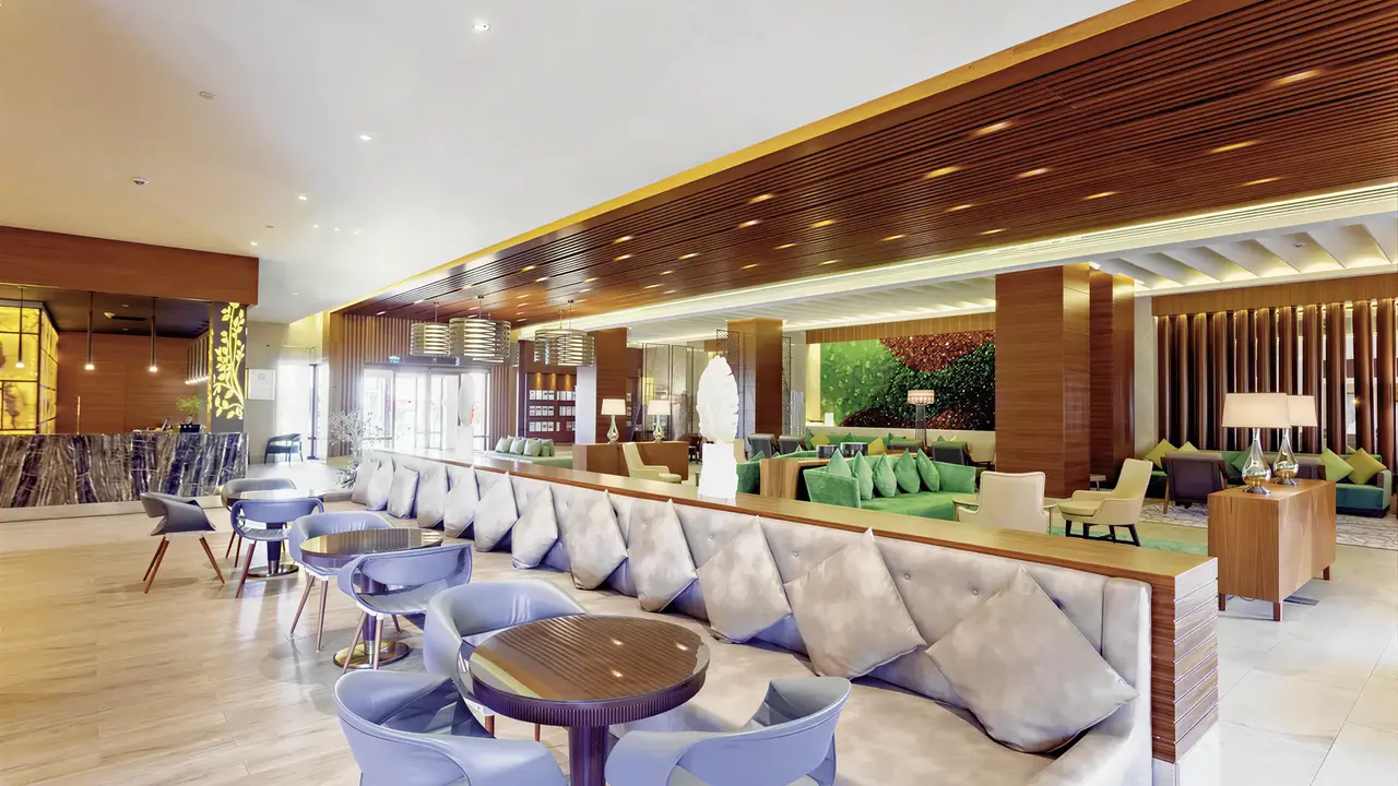 Nowoczesny lobby z wygodnymi sofami w Club Grand Aqua