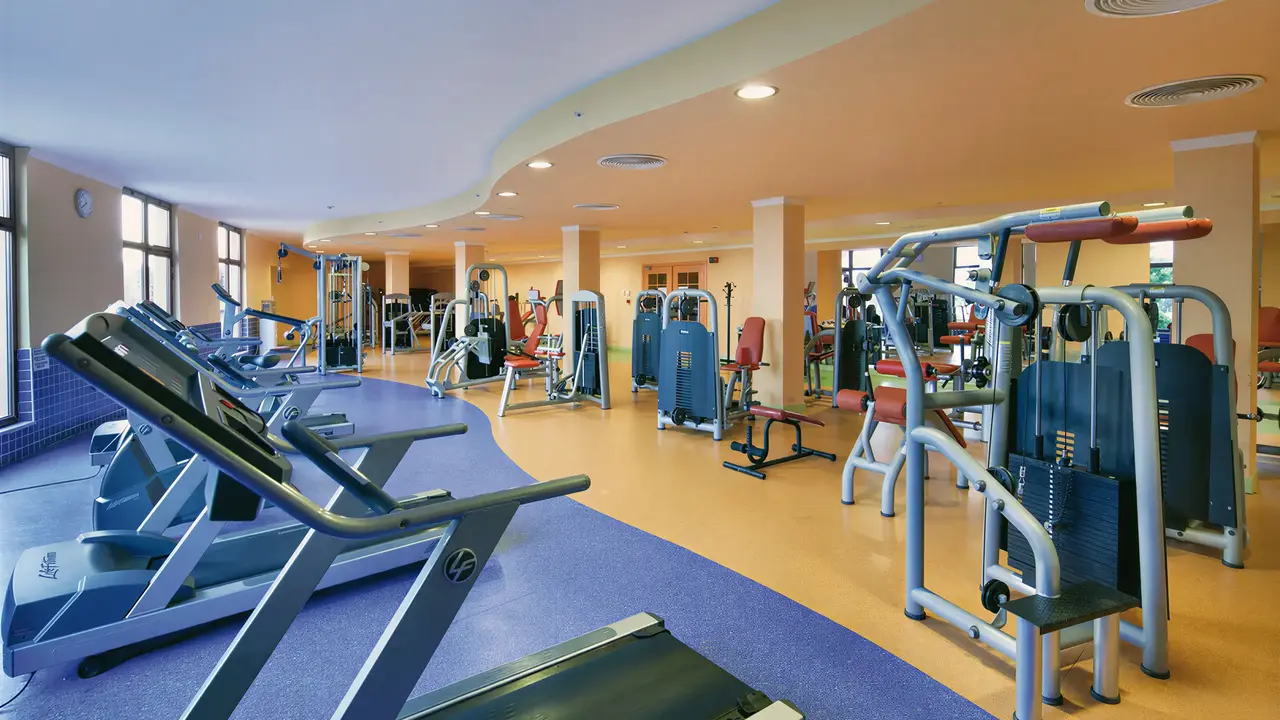 Siłownia z nowoczesnym sprzętem w Club Grand Aqua