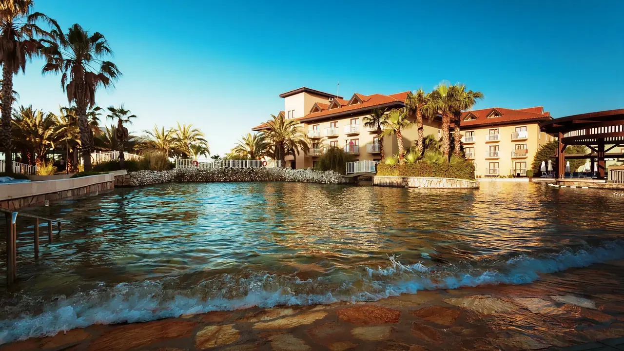 Basen w hotelu Club Grand Aqua z widokiem na budynek