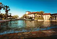 Basen w hotelu Club Grand Aqua z widokiem na budynek
