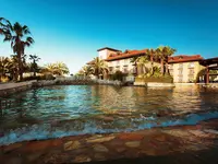 Basen w hotelu Club Grand Aqua z widokiem na budynek
