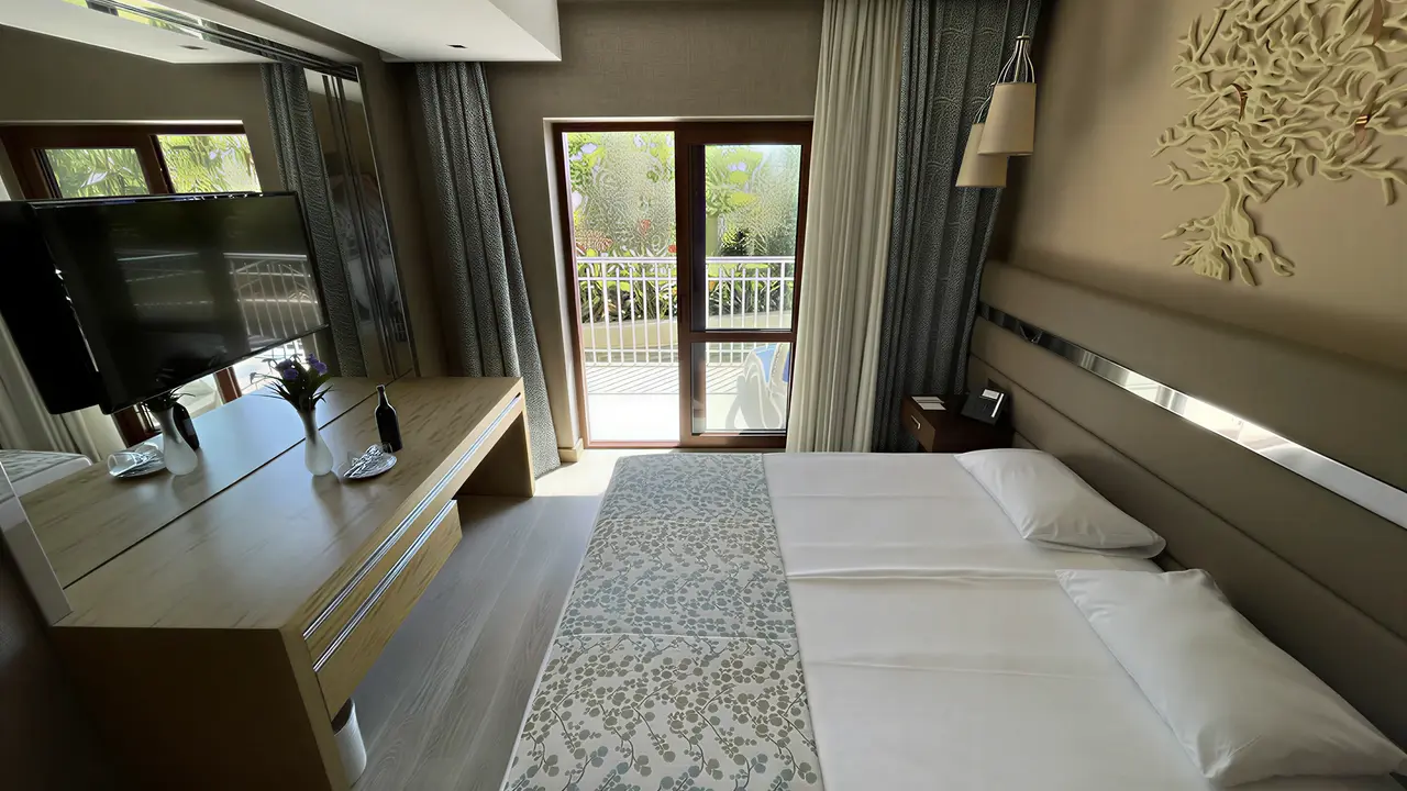 Sypialnia w hotelu Club Grand Aqua z widokiem na zewnątrz