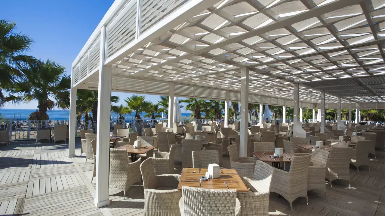 Restauracja na tarasie w Club Grand Aqua
