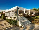 Taras restauracyjny w Club Grand Aqua z białym zadaszeniem