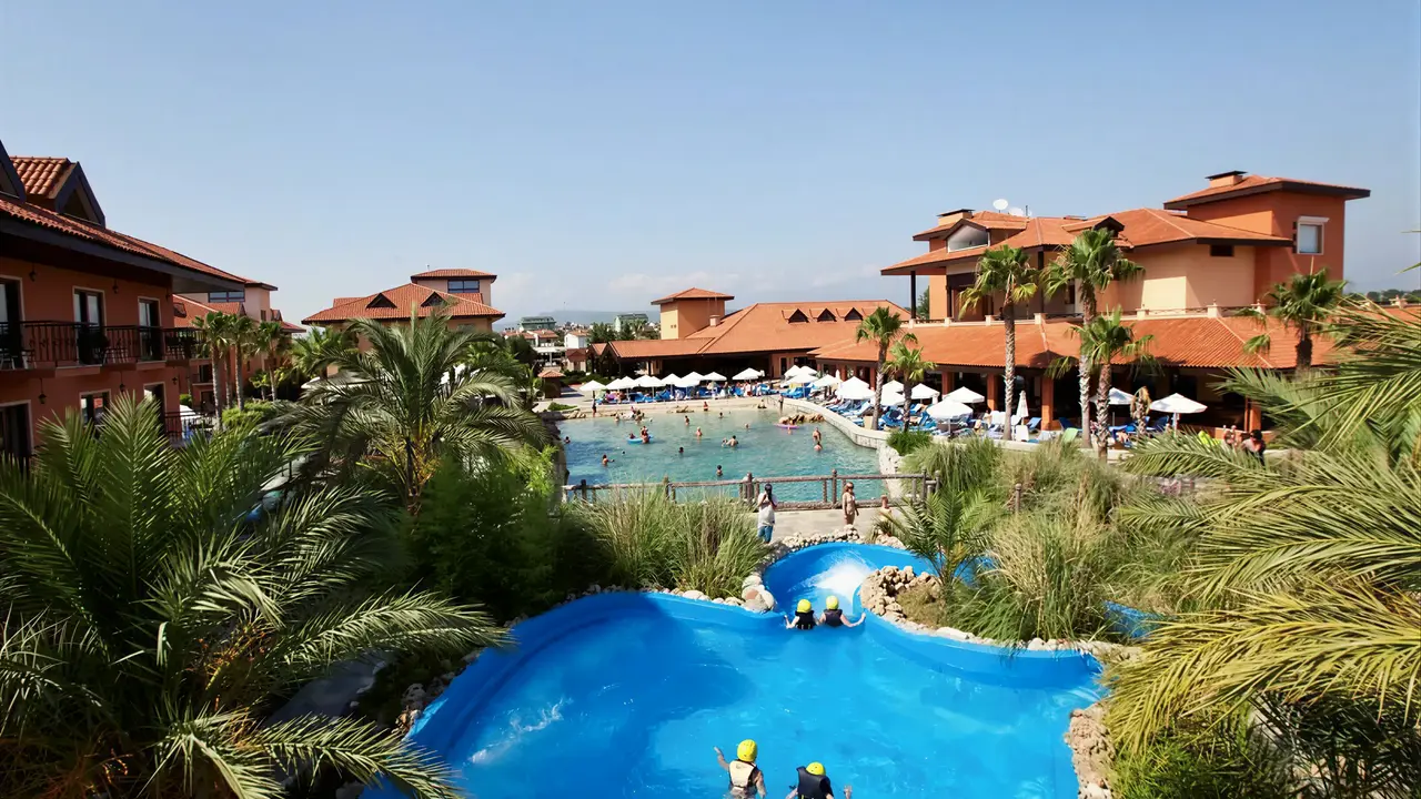Widok na kompleks basenów w Club Grand Aqua