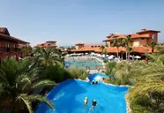 Widok na kompleks basenów w Club Grand Aqua