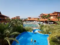 Widok na kompleks basenów w Club Grand Aqua