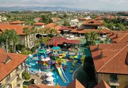 Widok na kompleks budynków i baseny Club Grand Aqua