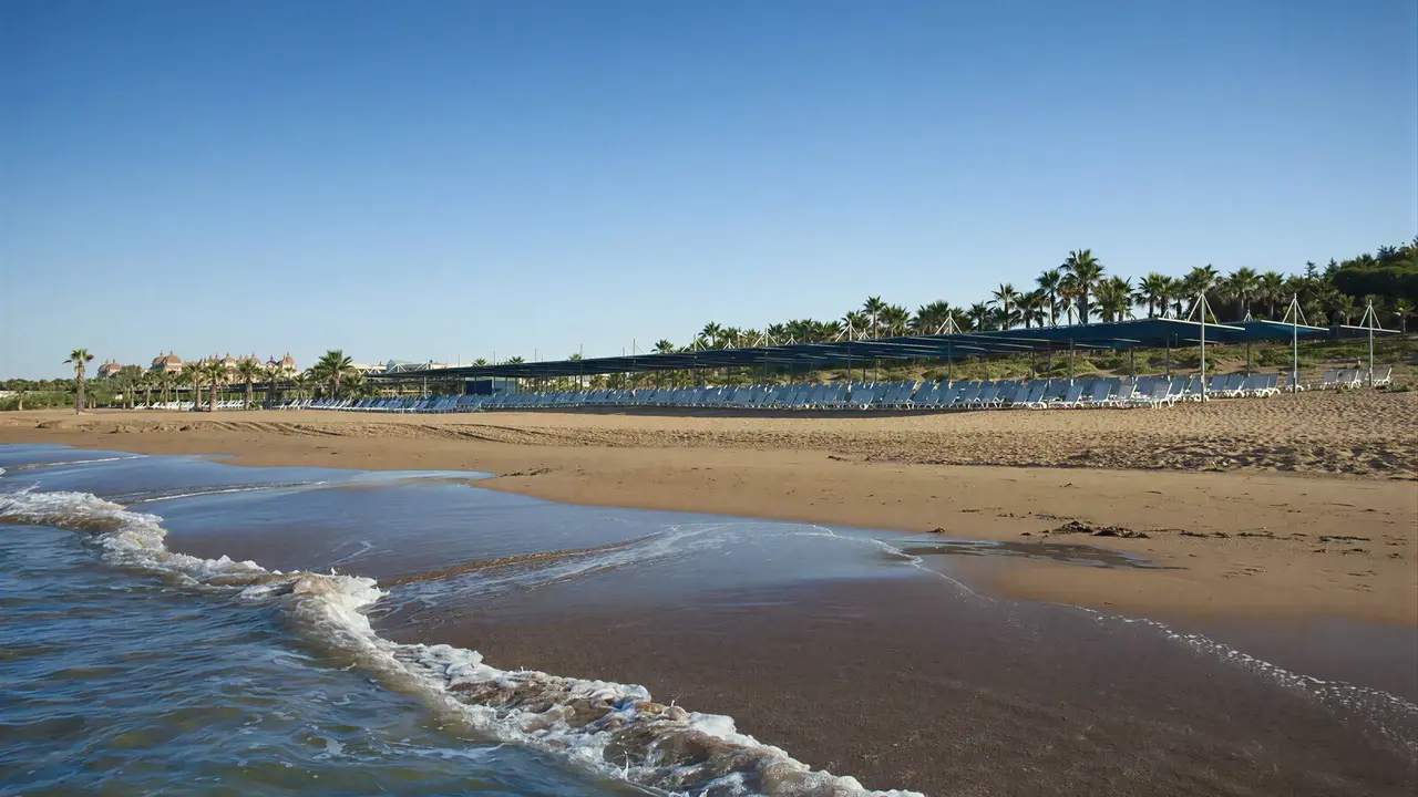 Plaża z leżakami w Club Grand Aqua