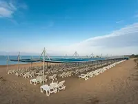 Leżaki pod zadaszeniem na plaży w Club Grand Aqua
