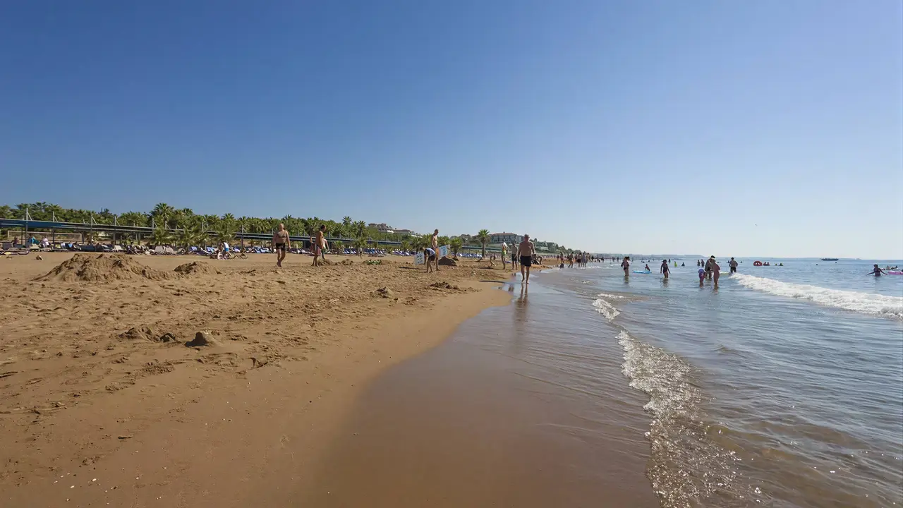 Piaszczysta plaża i morze w Club Grand Aqua