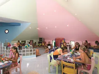 Dzieci w kolorowym klubiku w Club Grand Aqua