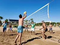 Gra w siatkówkę plażową w Club Grand Aqua