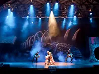 Występ na scenie w hotelu Club Grand Aqua