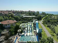 Zjeżdżalnie wodne w kompleksie Club Grand Side