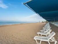 Plaża z leżakami w Club Grand Side