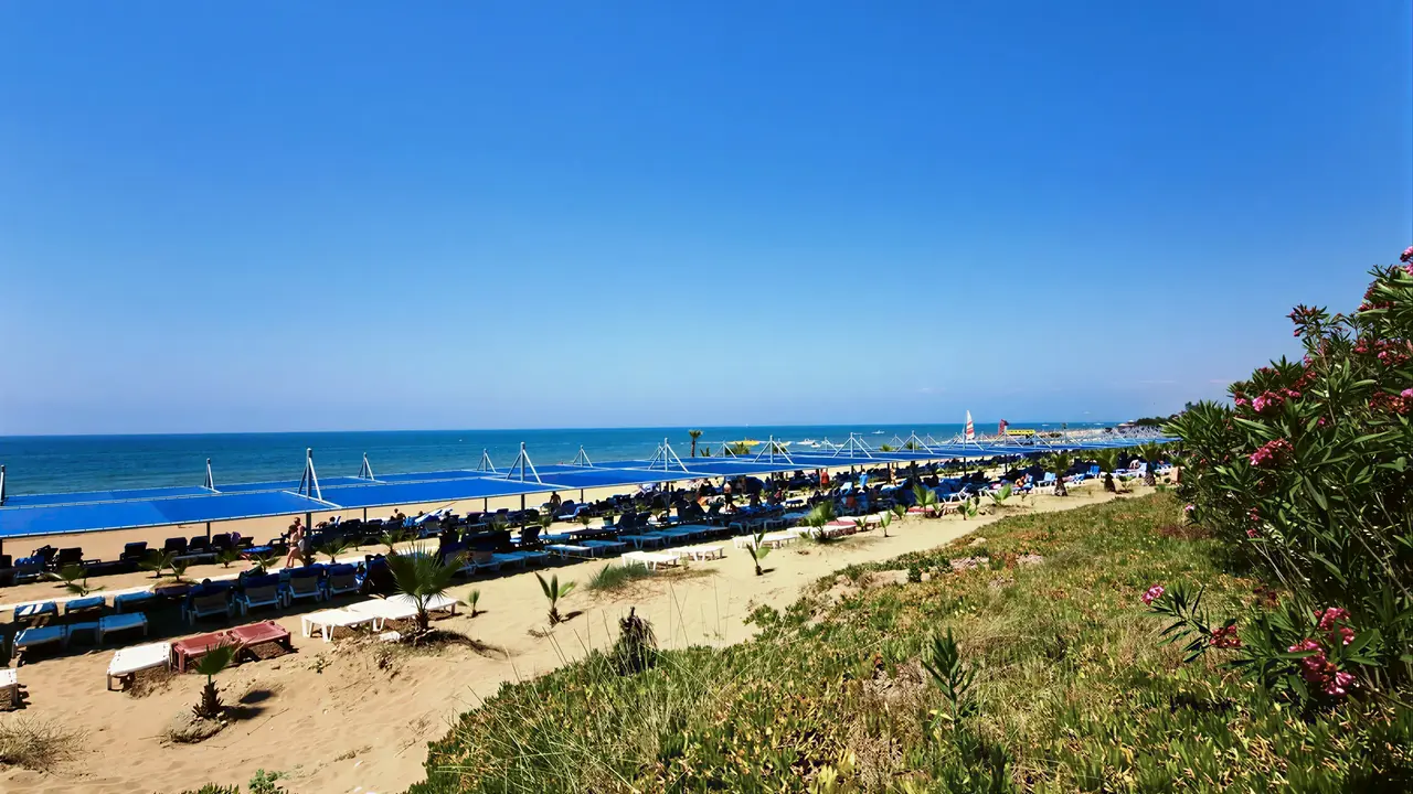 Plaża z leżakami i parasolami w Club Grand Side