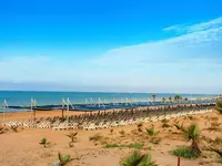 Leżaki na plaży w Club Grand Side